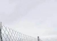 鍍鋅護欄網(wǎng)為什么要在邊框上面打孔？